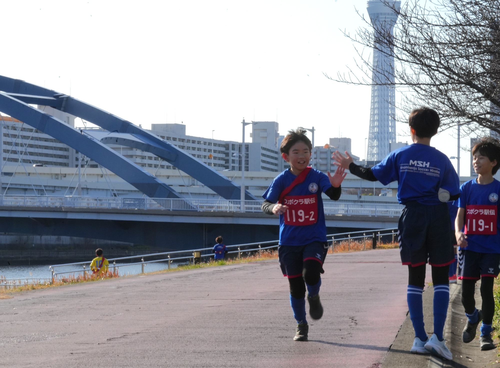 仲間とスカイツリーも応援しているぞ！