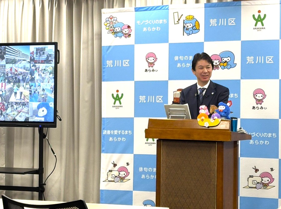 記者会見をする区長