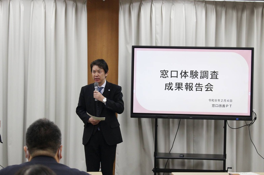 講評をする区長