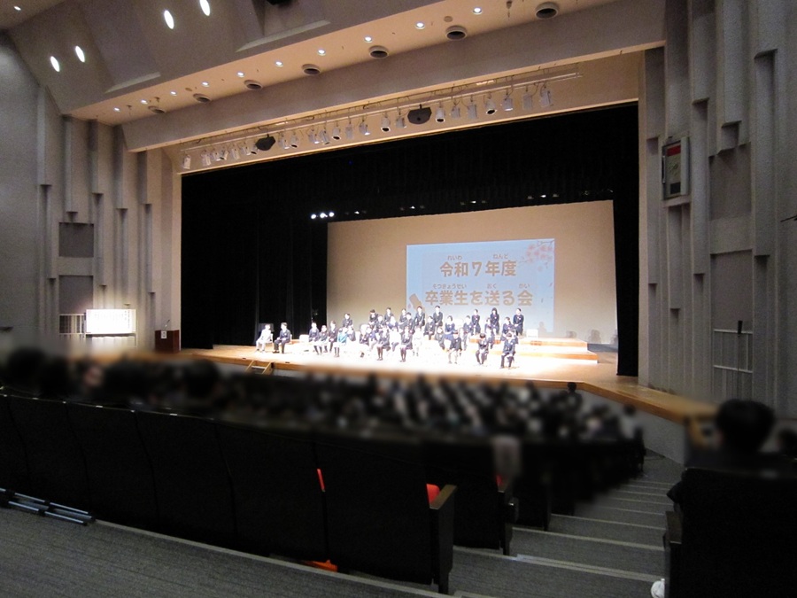 卒業式に参列する区長