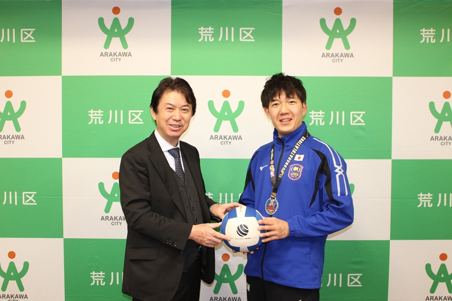 記念撮影をする区長