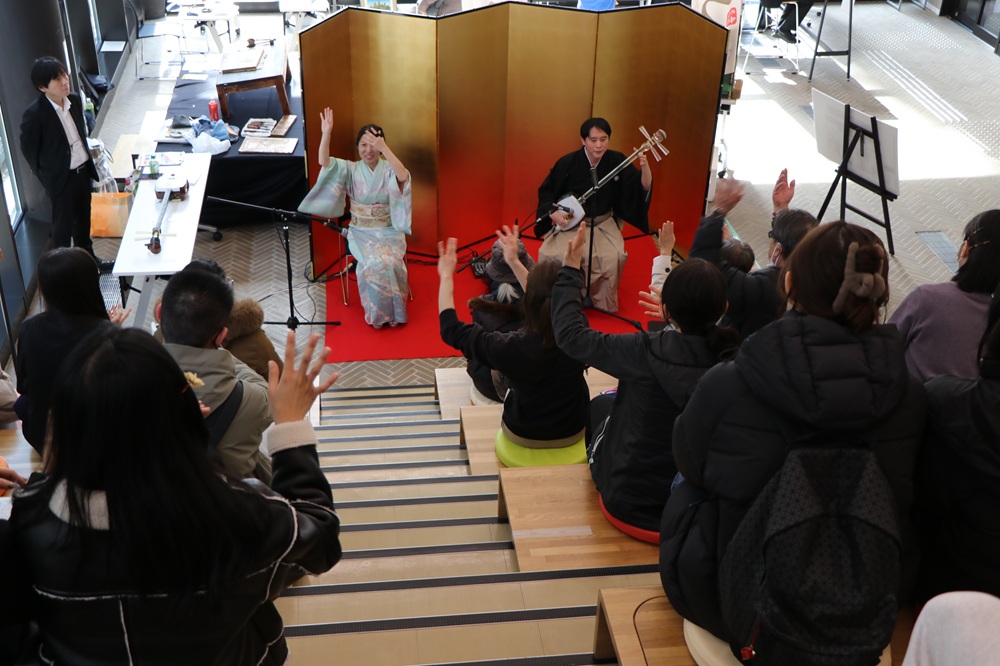 三味線の演奏にあわせる来場者の様子