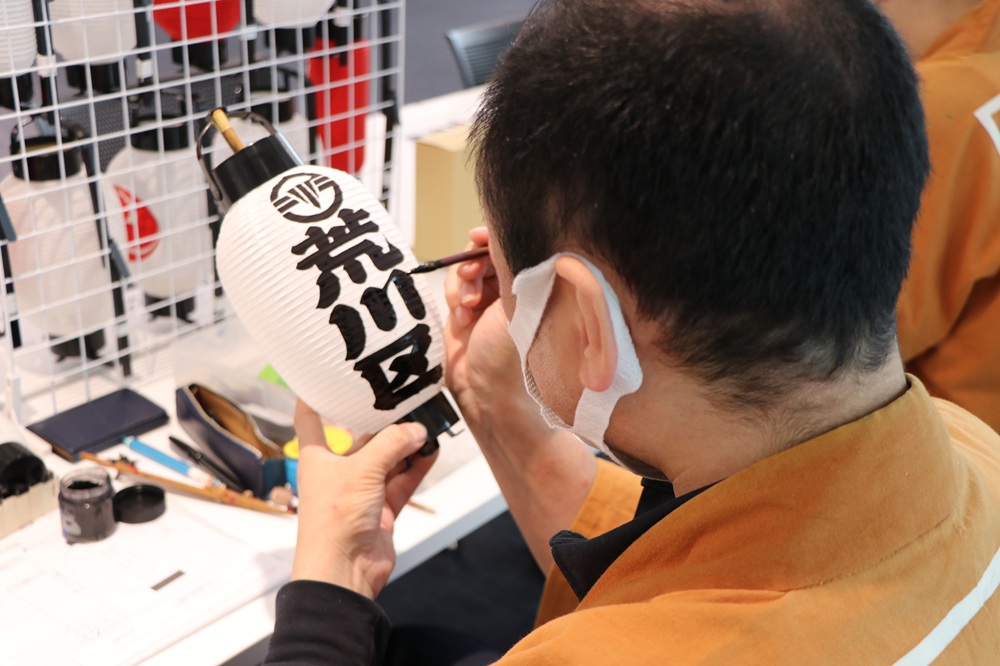 江戸手描提灯の実演の様子