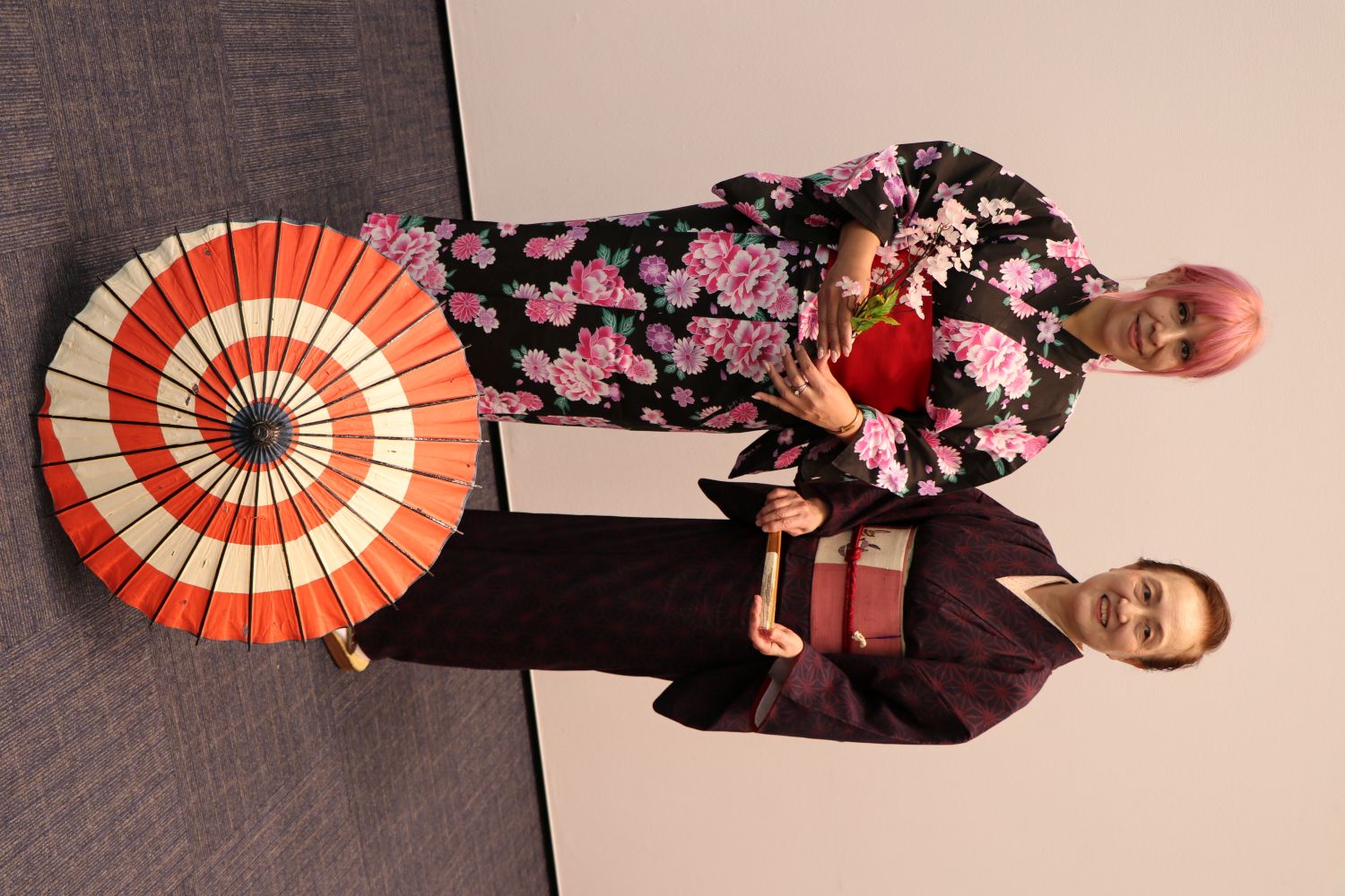 着付けの先生と記念撮影する女性