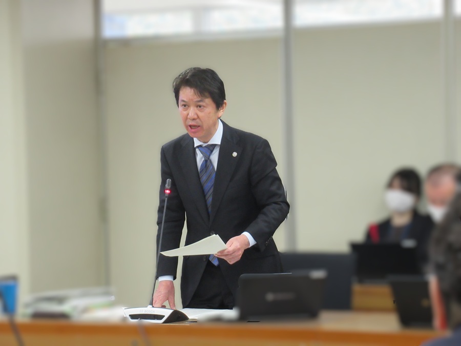 答弁する区長