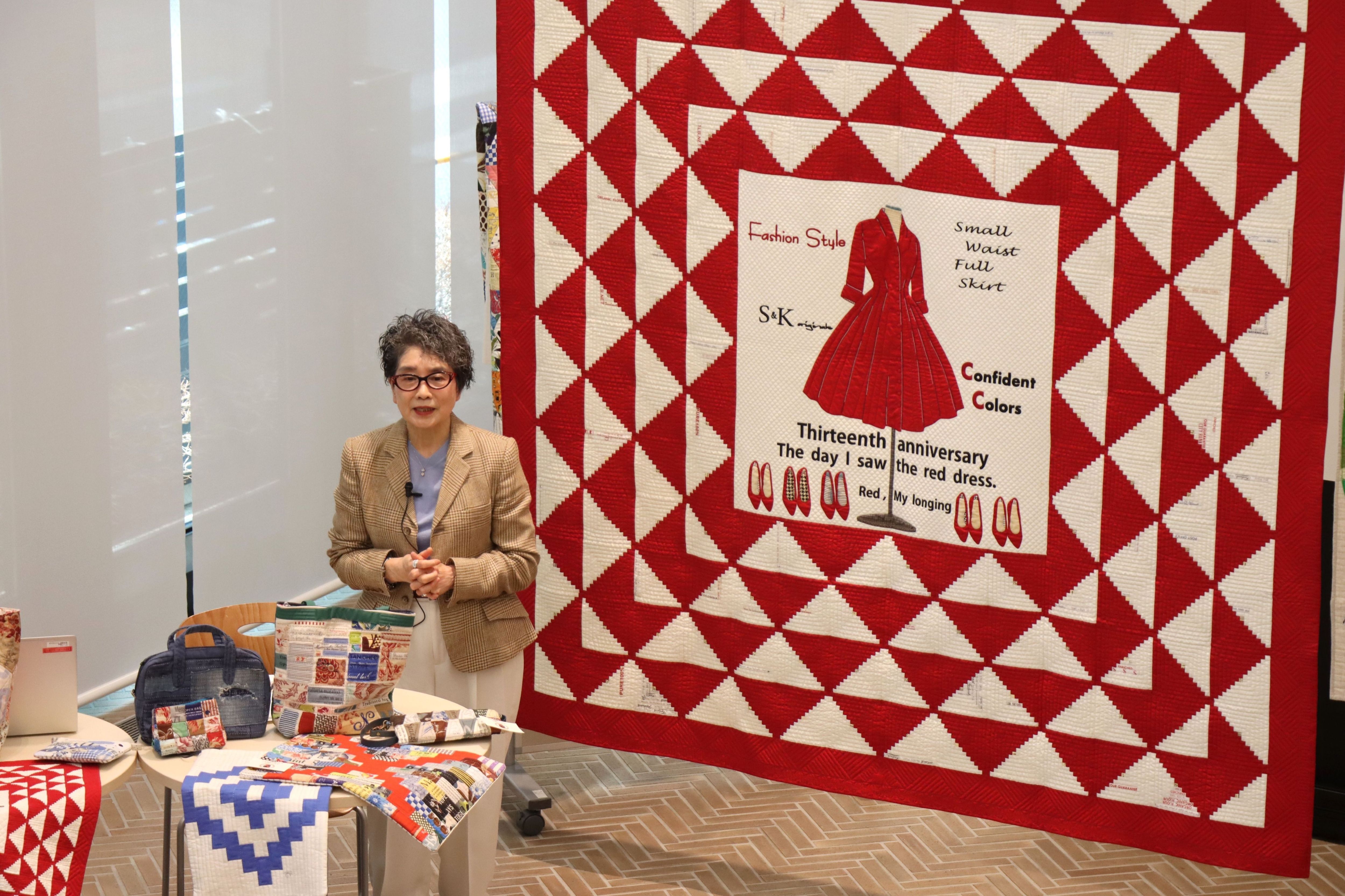 自身の作品を紹介する小関鈴子氏