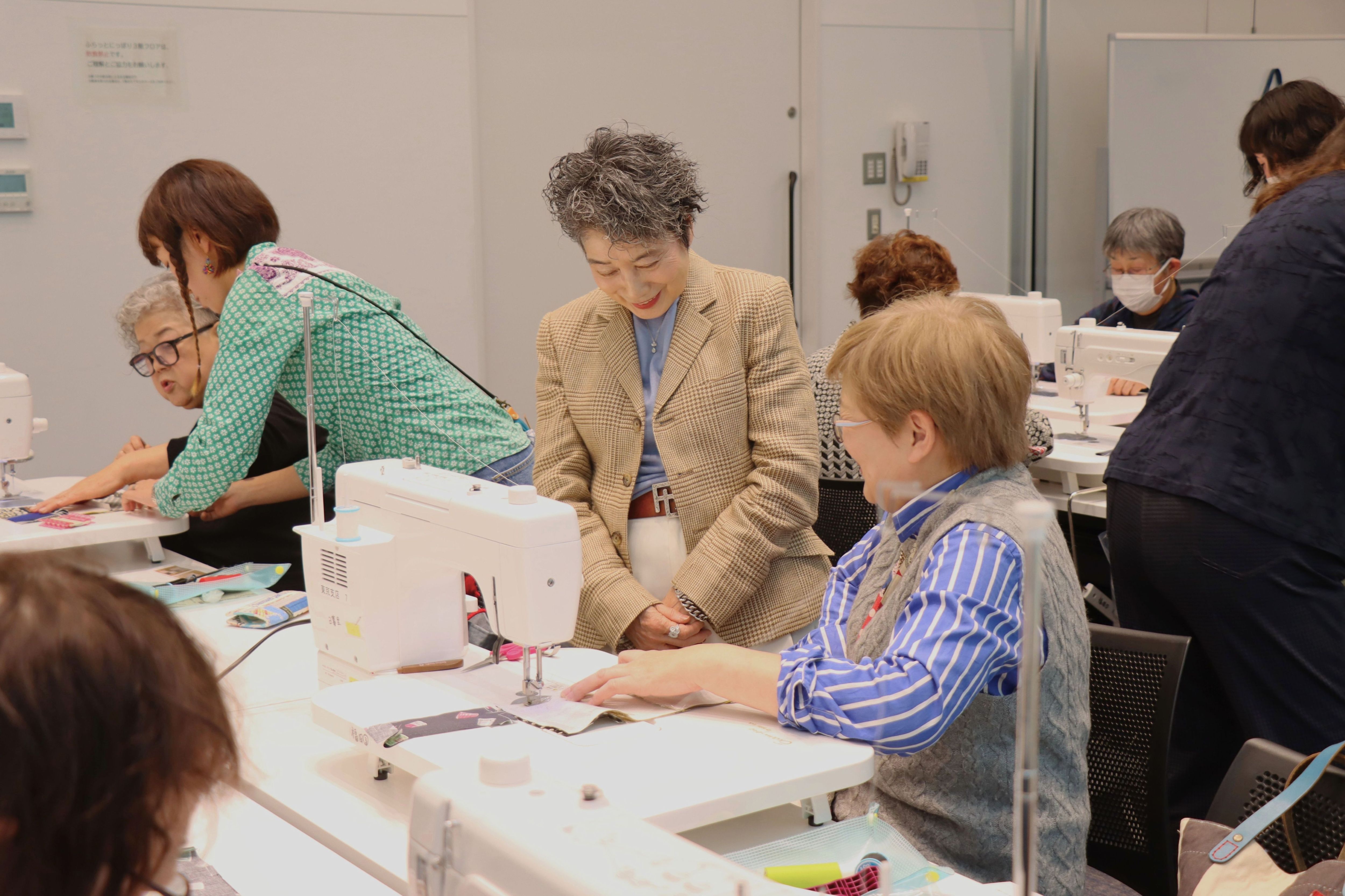 参加者と談笑する小関鈴子氏