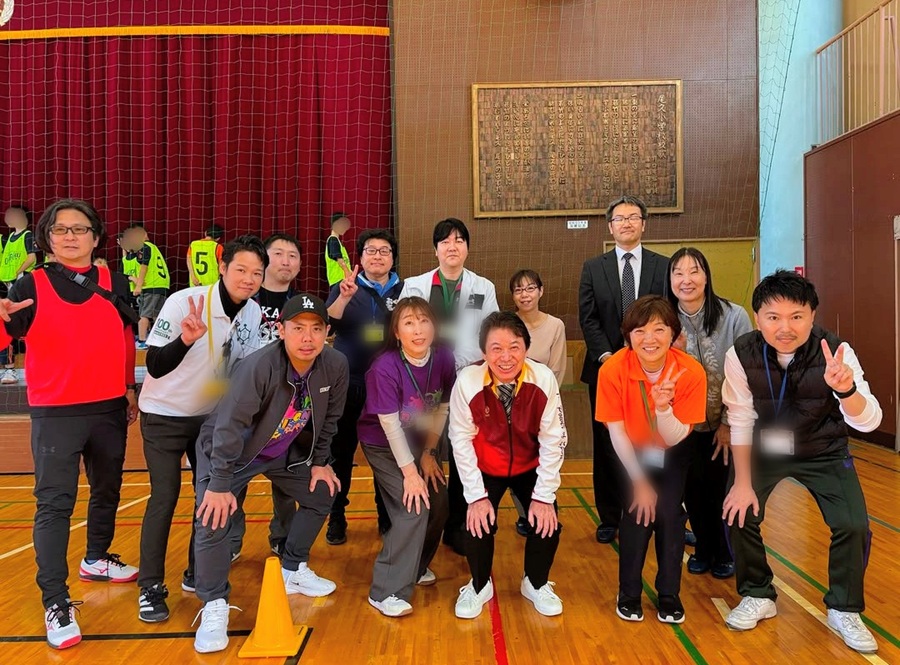 記念撮影をする区長