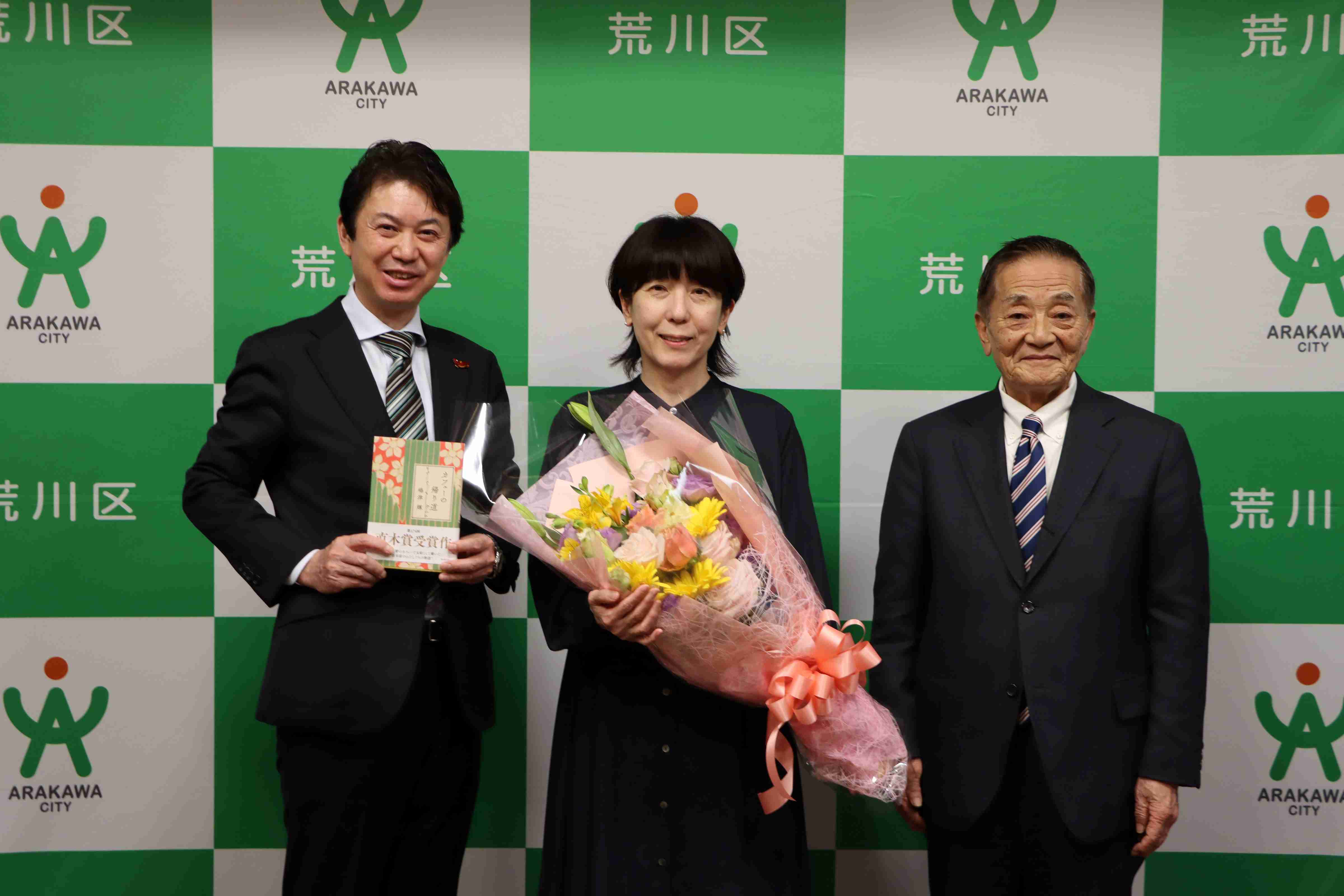 (写真左から）滝口学区長、嶋津輝さん、斎藤泰紀議長