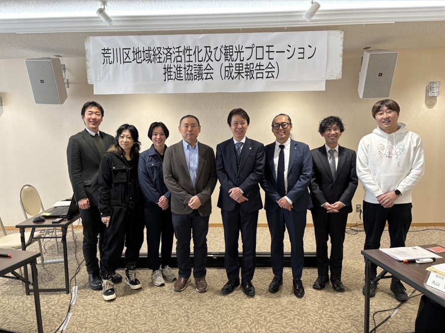 記念撮影をする区長