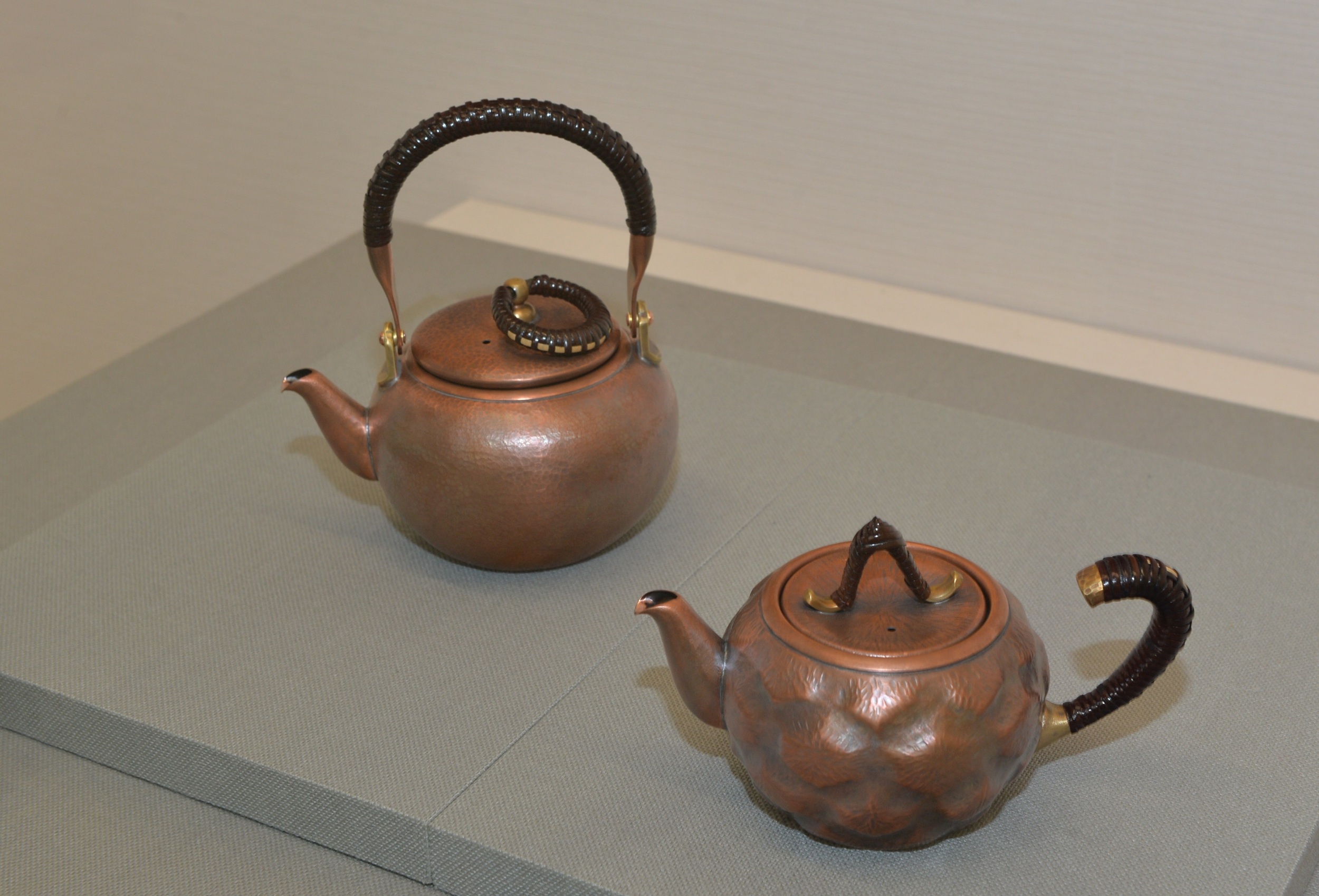 鍛金「ポット急須(大)」(写真左)「丸型(大)つる手付~青海波~」(写真右)熊木花帆