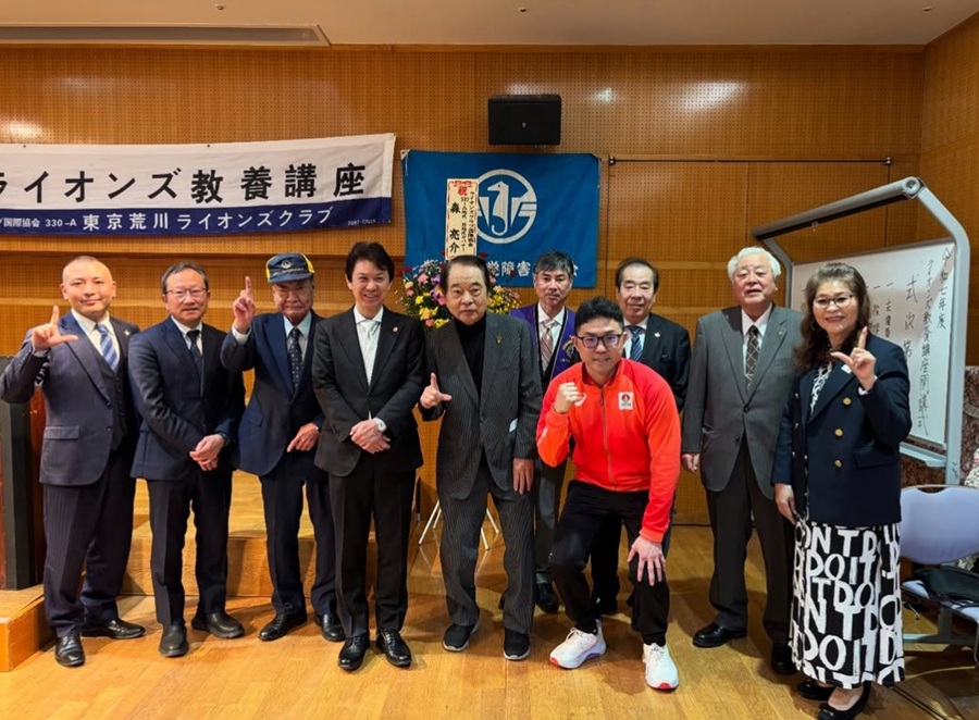 記念撮影をする区長