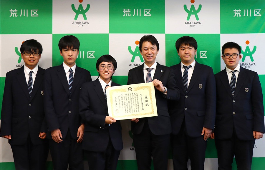 記念撮影をする区長