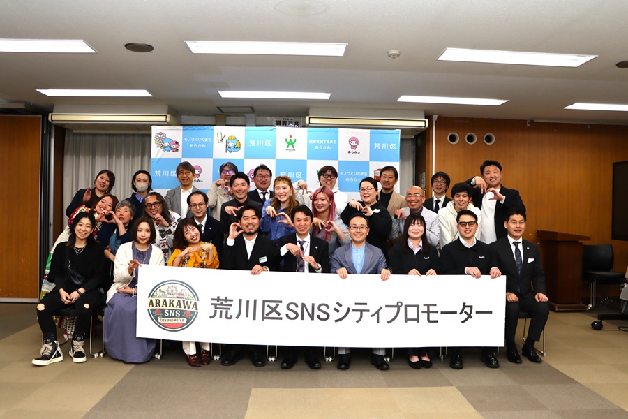 記念撮影をする区長