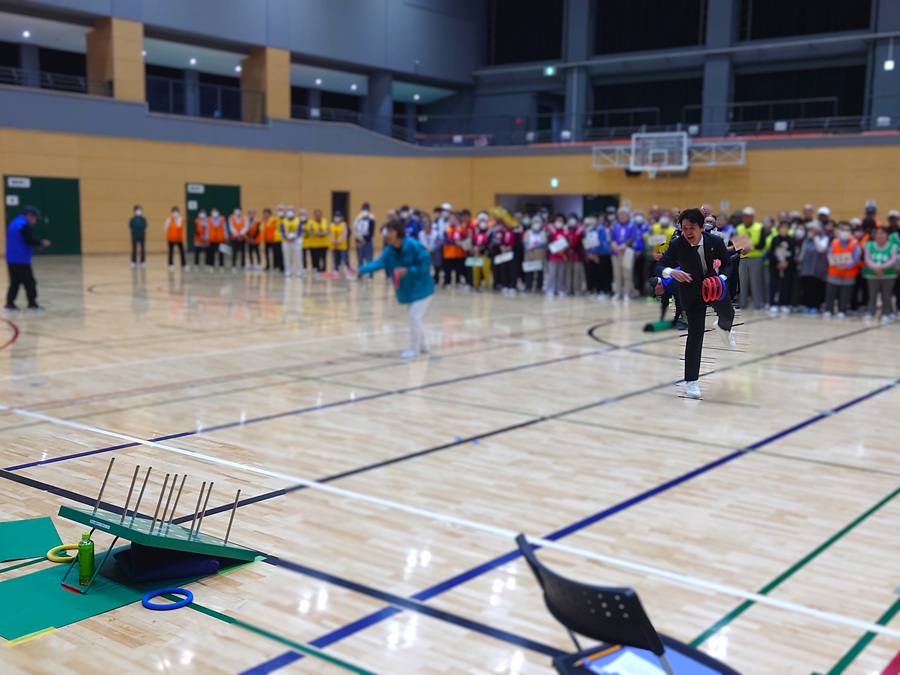 輪投げをする区長