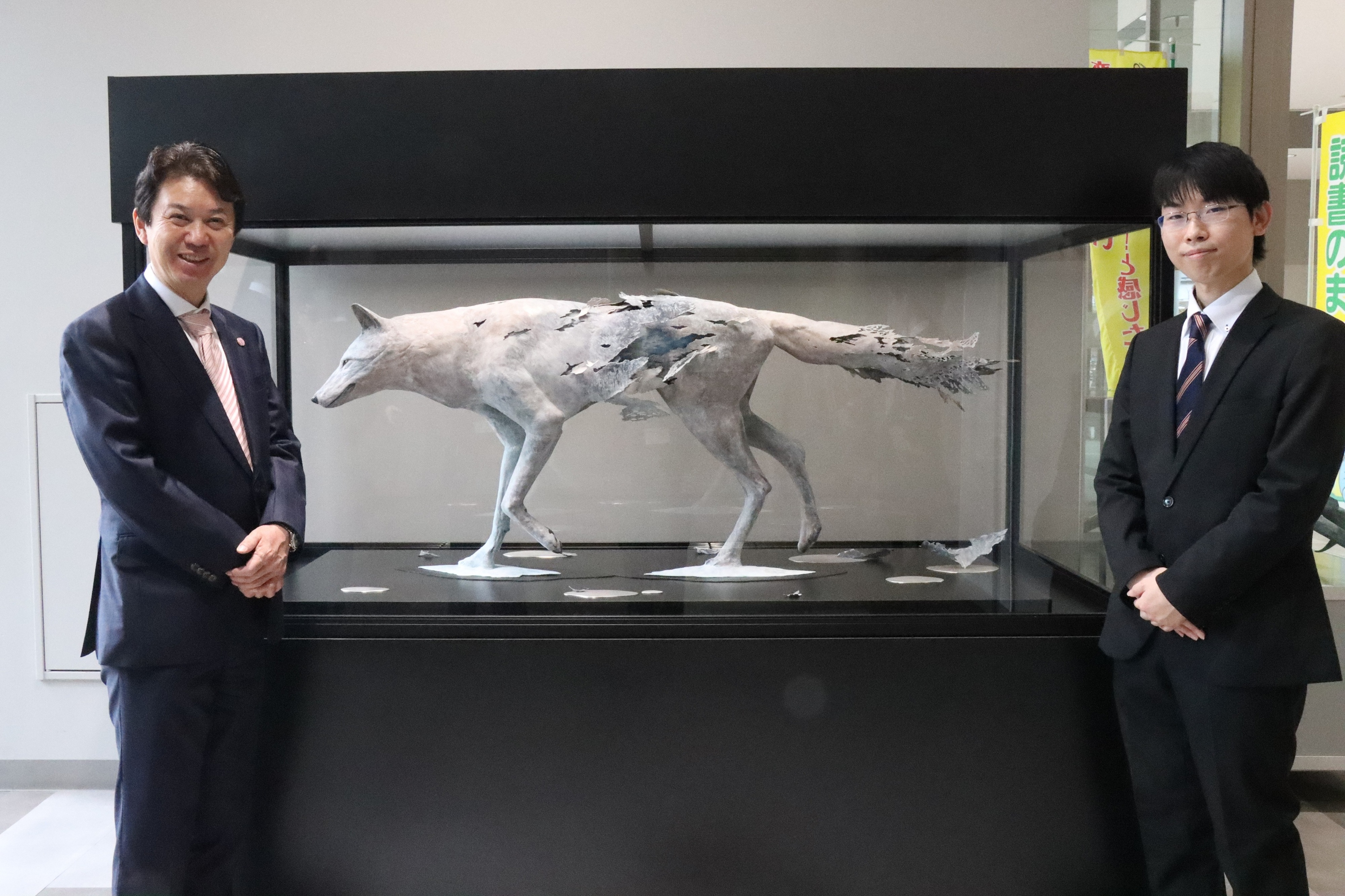 受賞作品「杪冬」の前で記念撮影