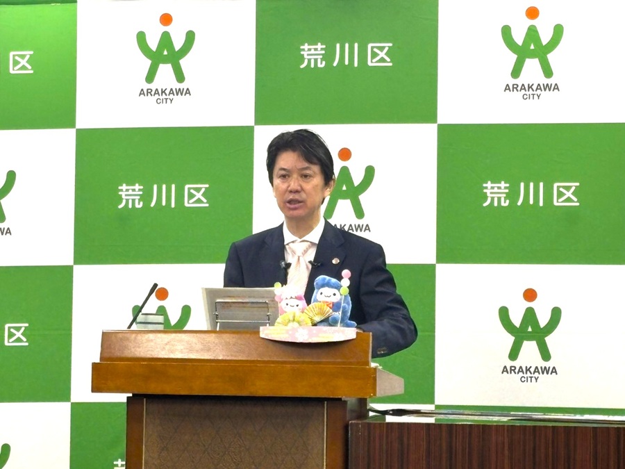 記者会見をする区長