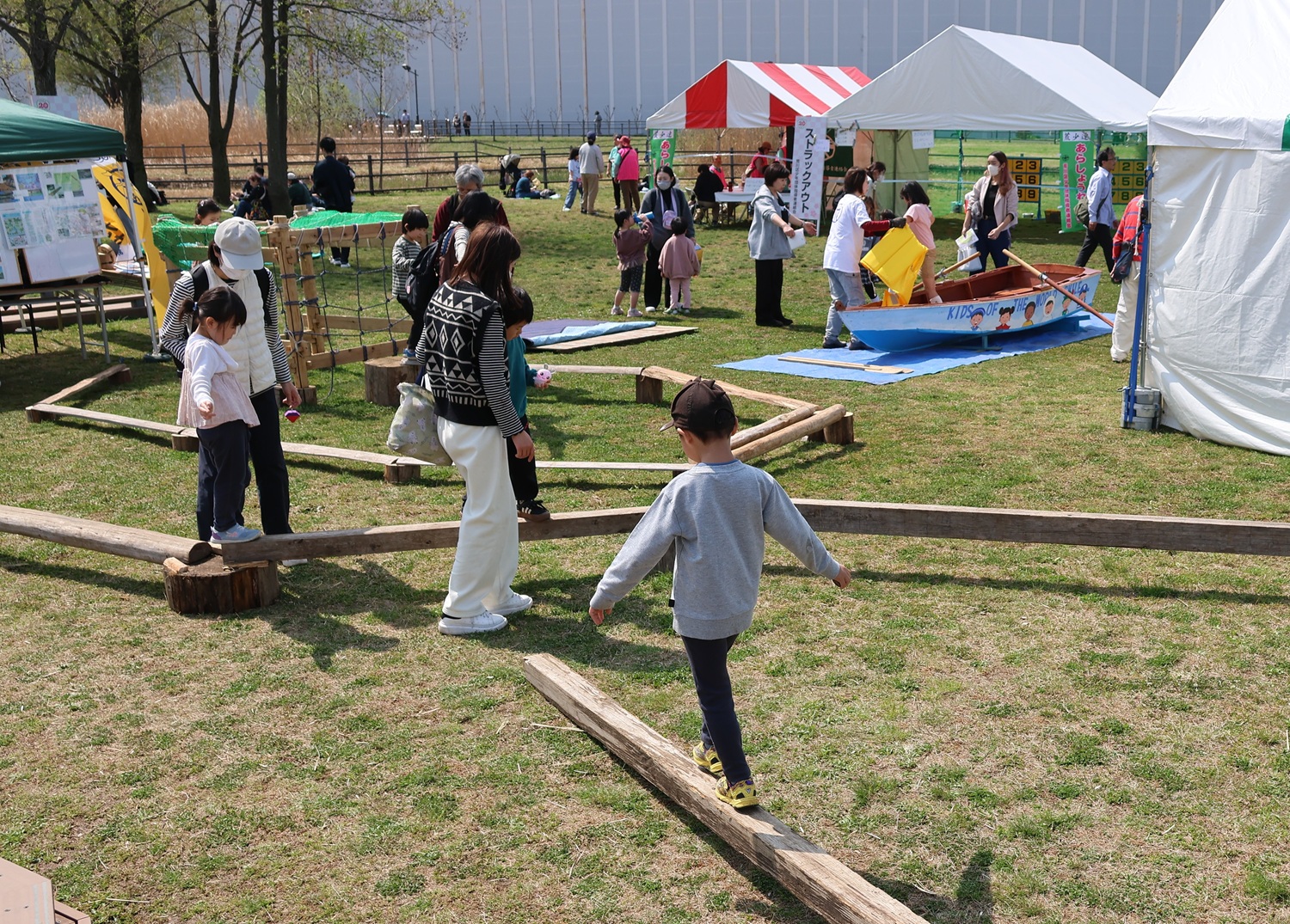 間伐材の遊具で遊ぶ子供