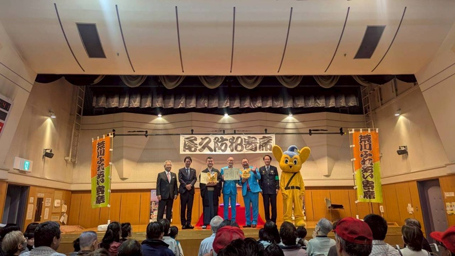 記念撮影をする区長
