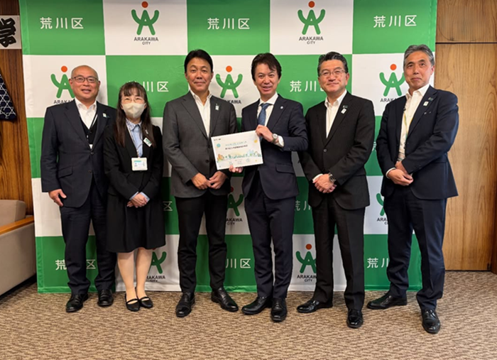 記念撮影をする区長