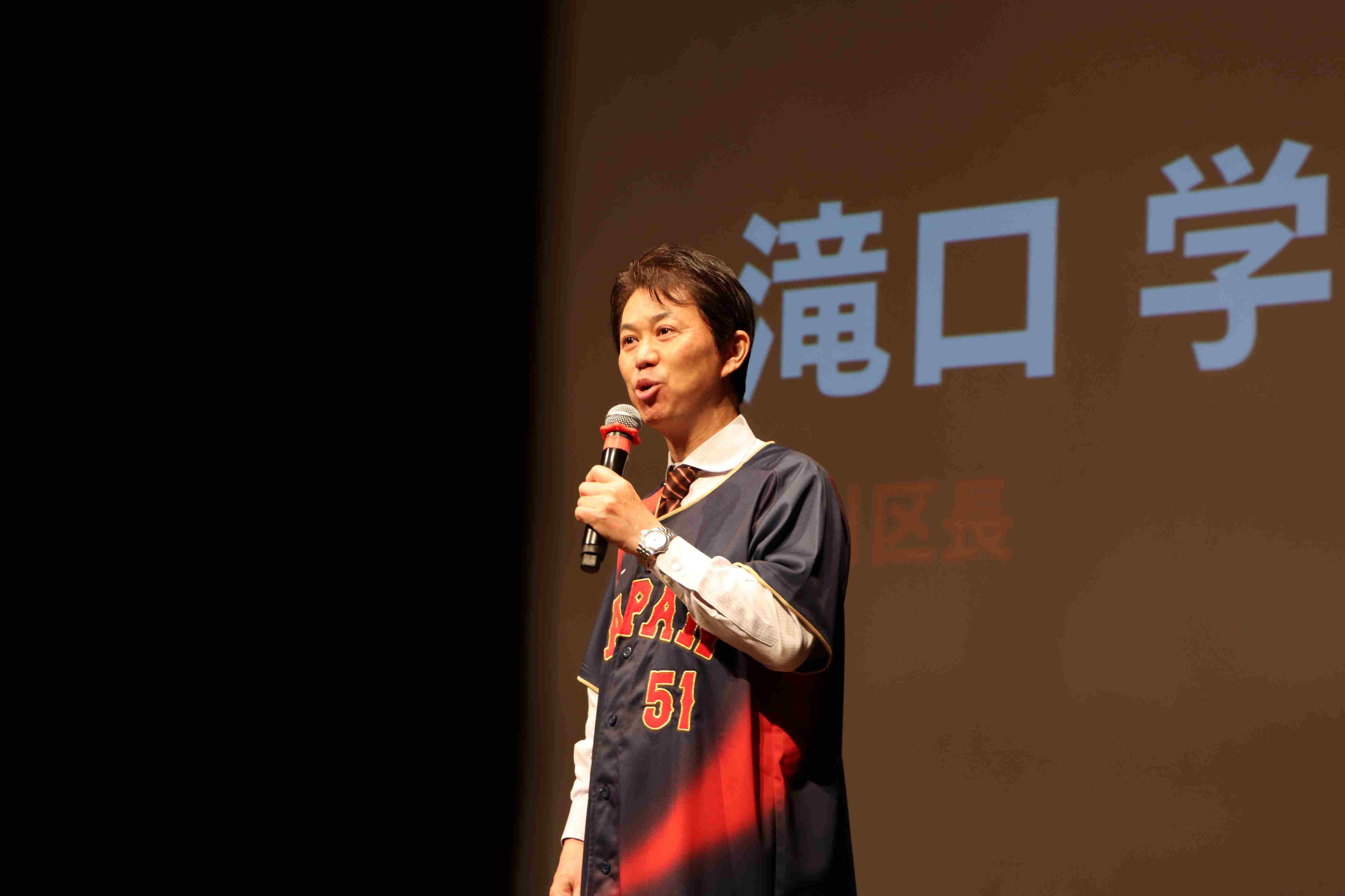 挨拶する滝口学区長