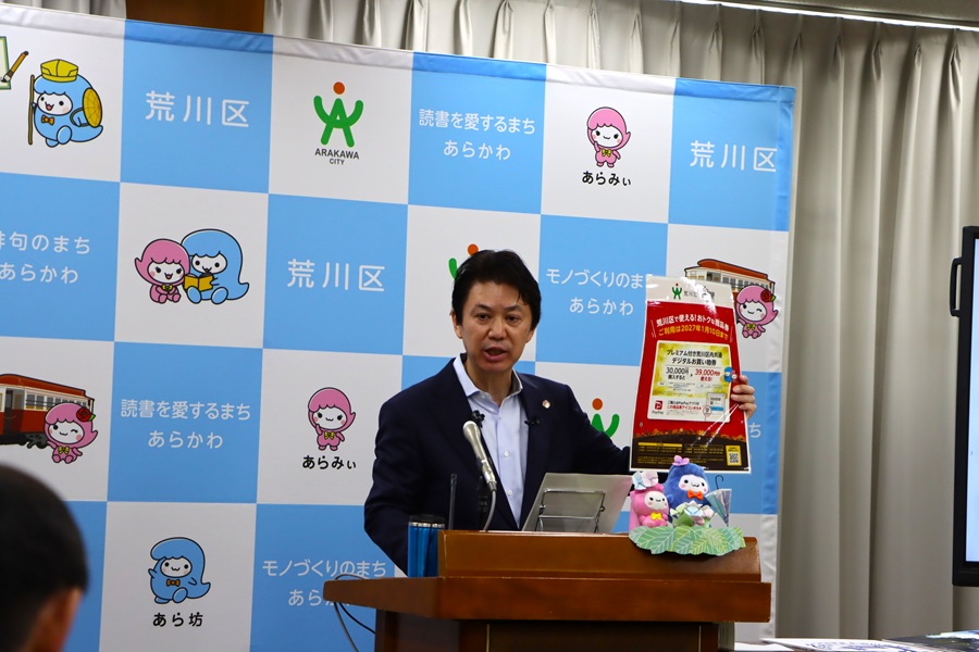 会見をする区長