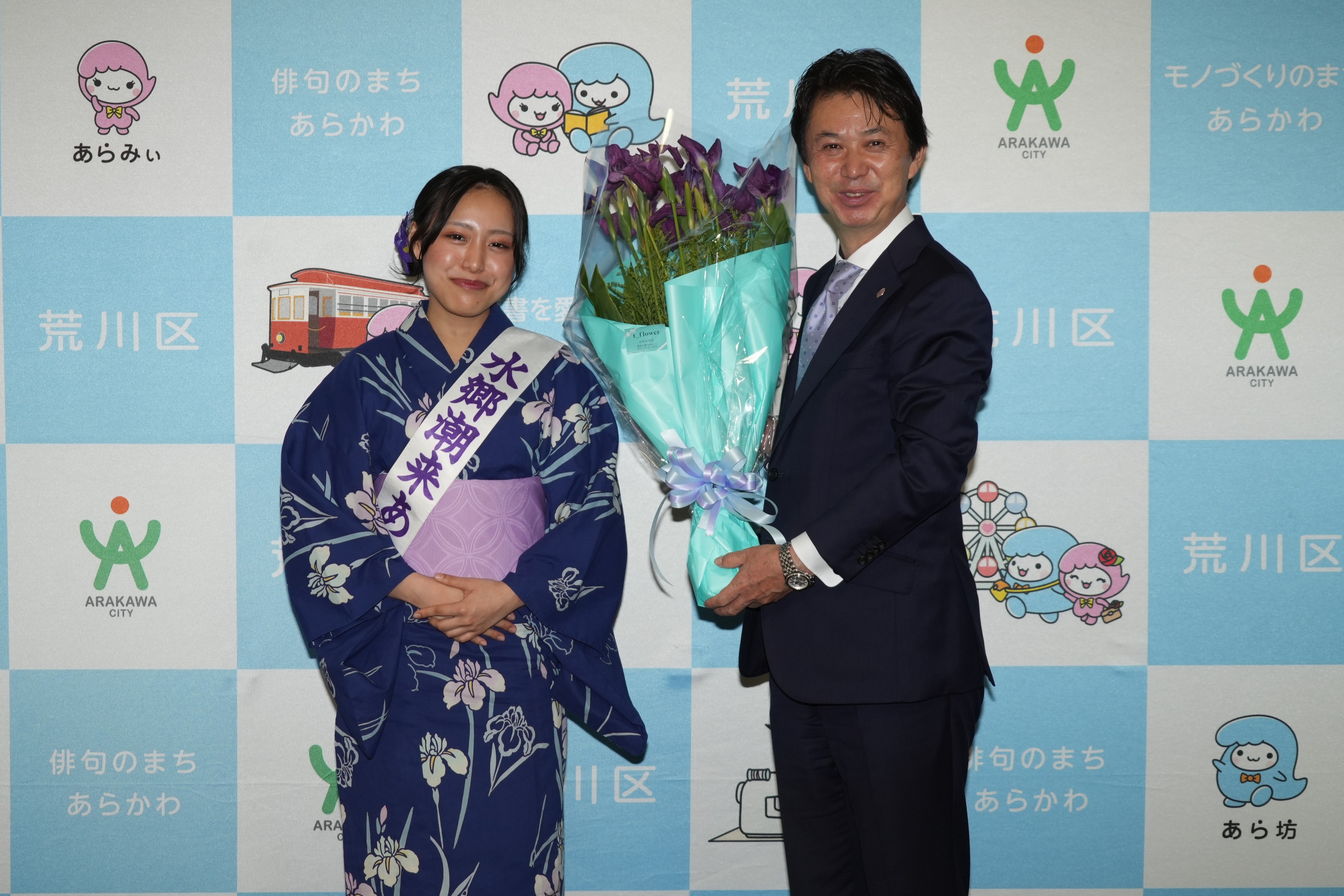 あやめの花束を受け取る滝口区長
