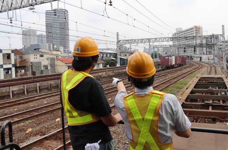 駅職員から説明を受ける様子