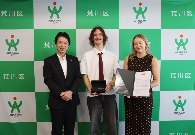 （写真左から）滝口区長、パウエル・フランクスさん、マレーネ・ケルビッサーさん
