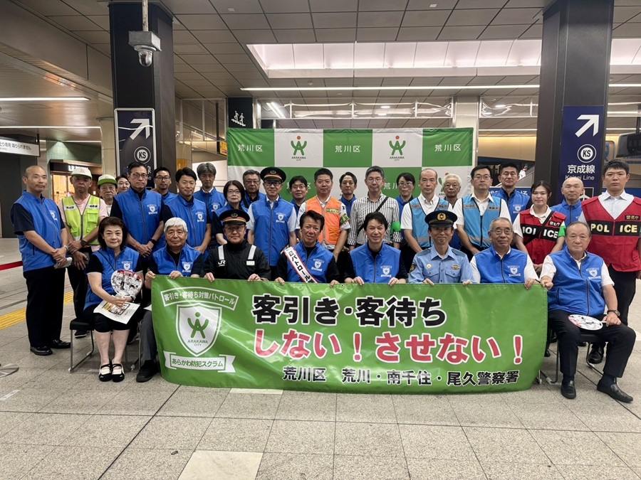 記念撮影をする区長