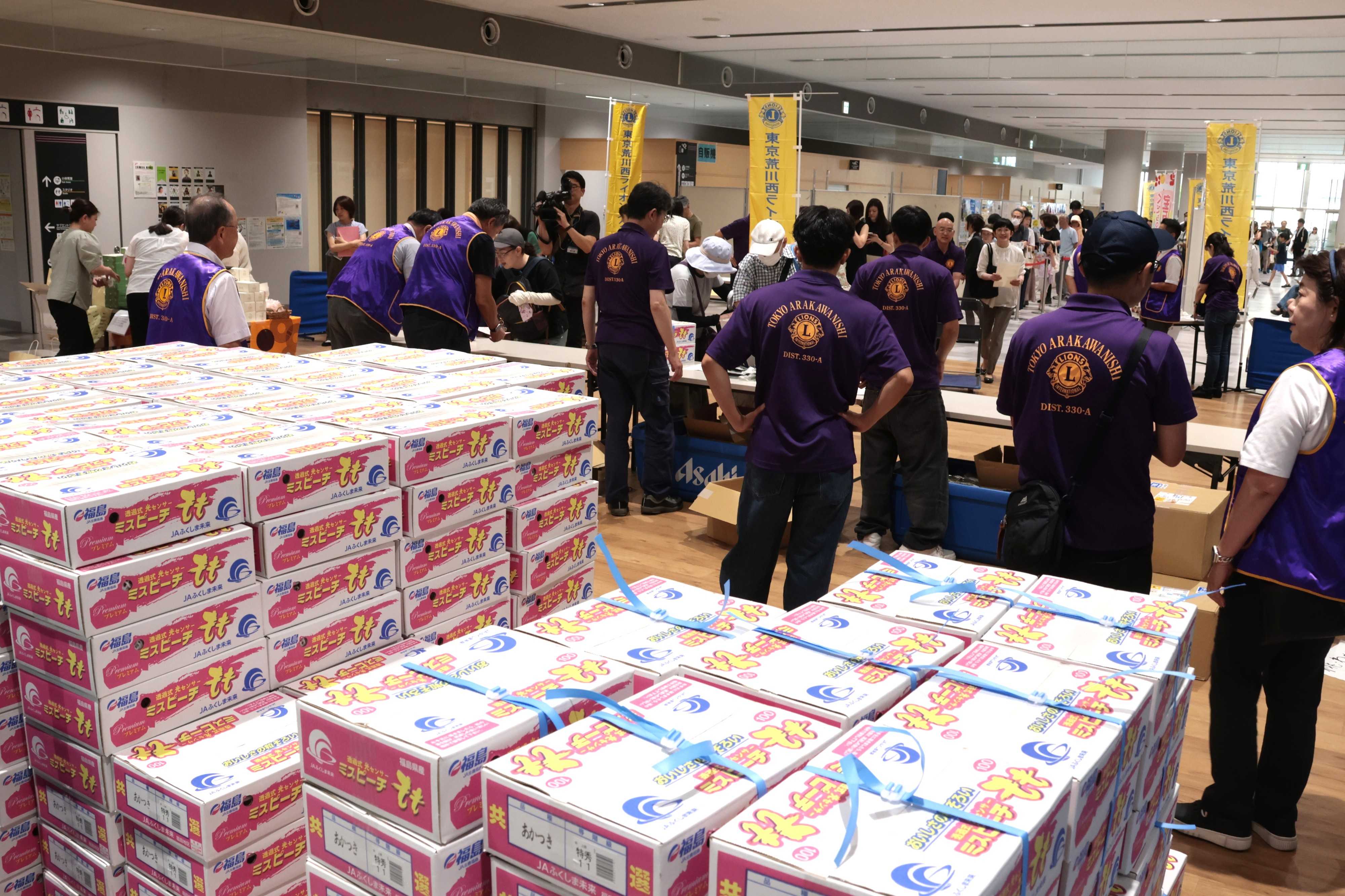 桃の販売・引き渡し会の様子