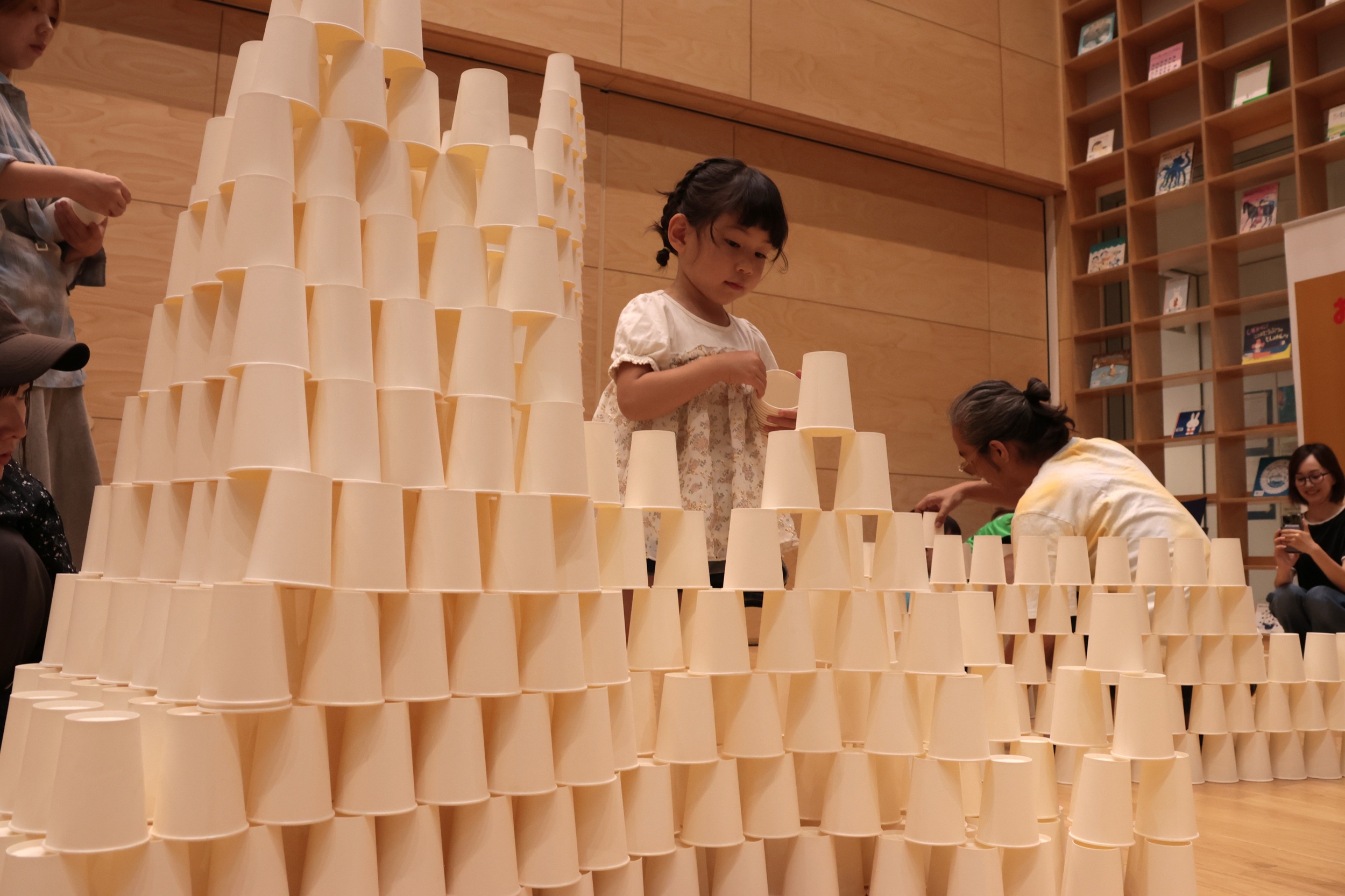 紙コップのお城を作る様子