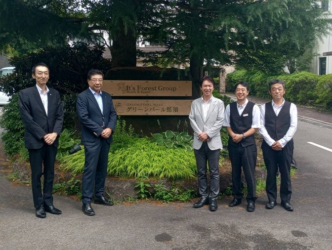 記念撮影をする区長