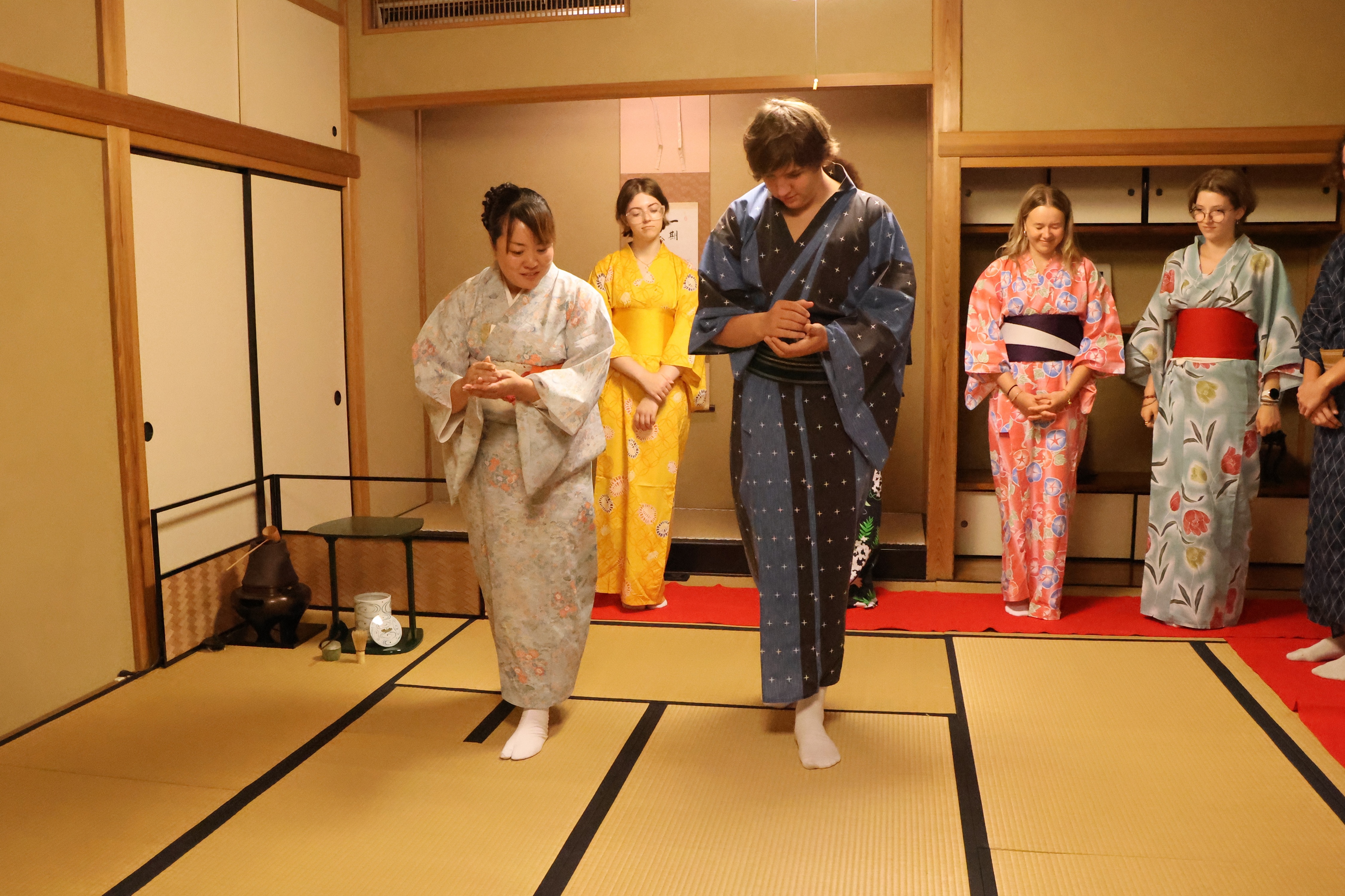 歩き方の指導を受ける様子