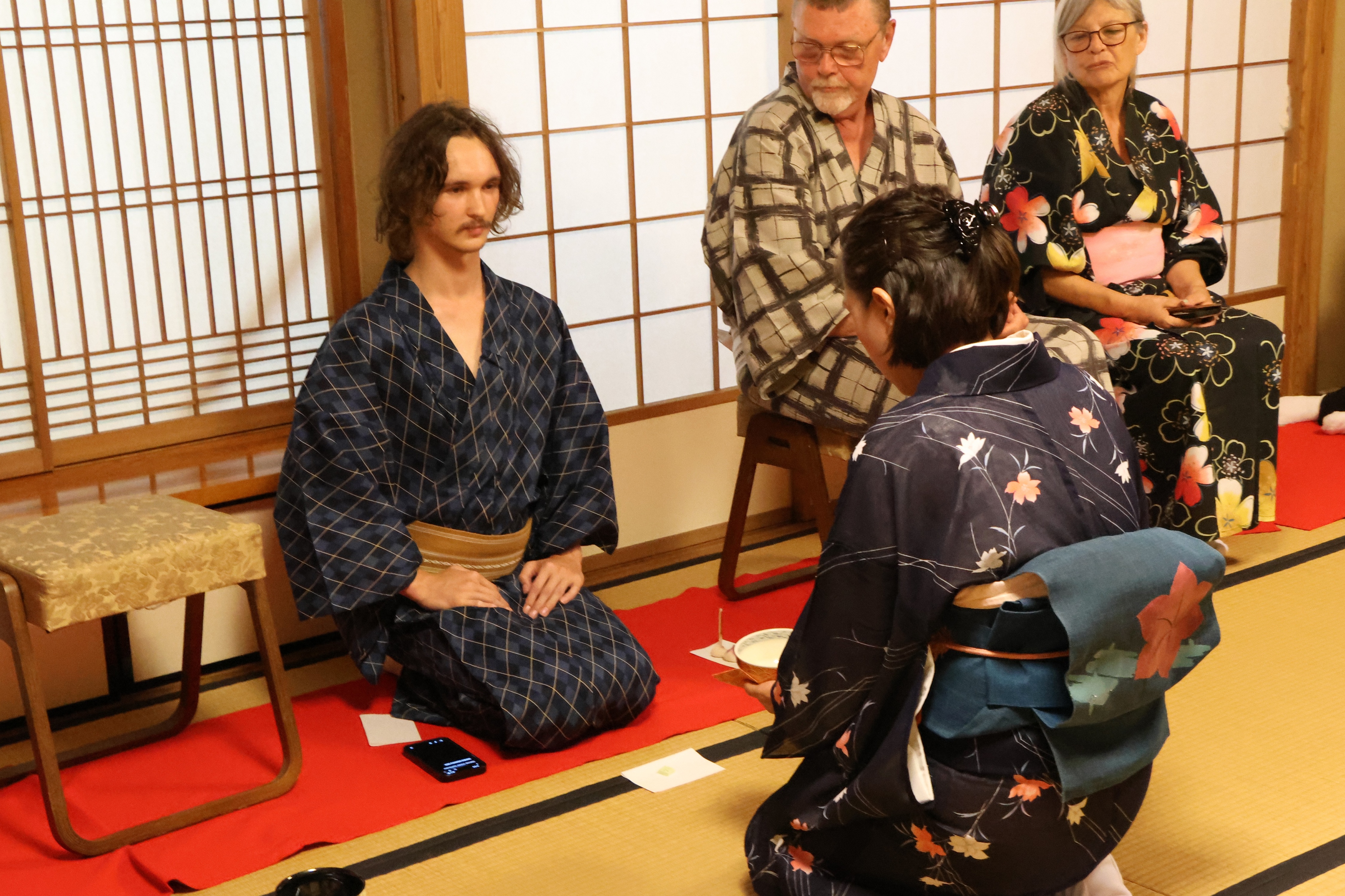 お茶の受け取り方を学ぶ様子