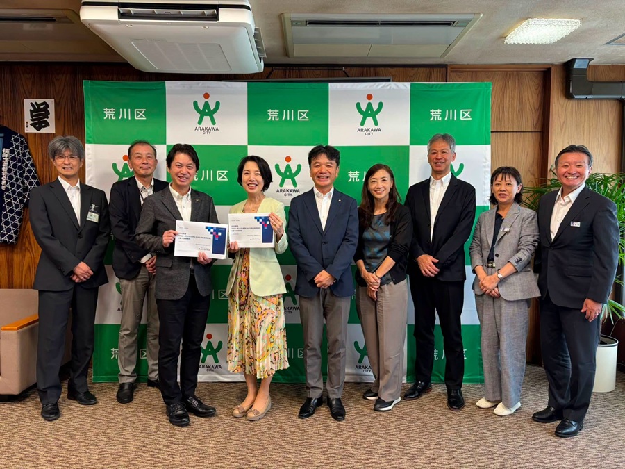 記念撮影をする区長