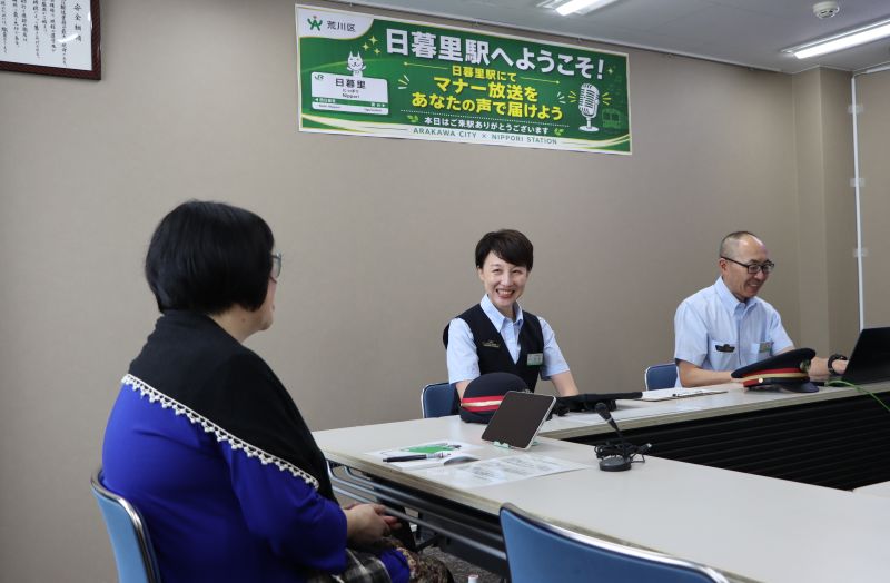 体験内容について説明を受ける参加者