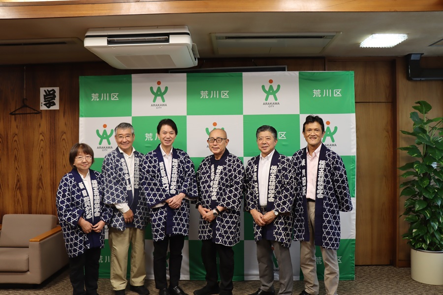 記念撮影をする区長