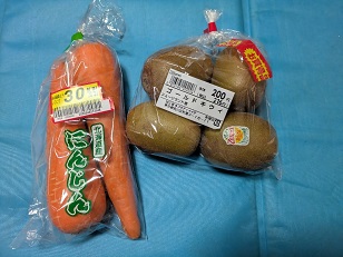 お買い得シールが貼られた野菜