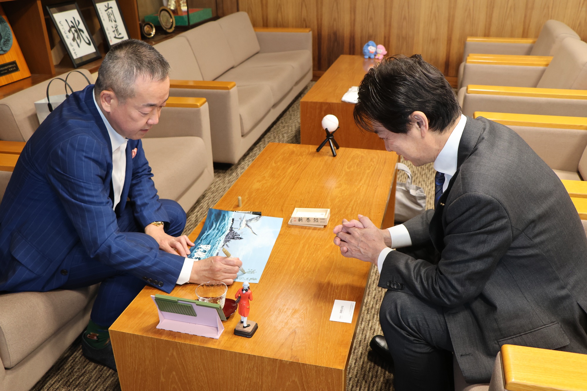 高橋のぼる氏からサインをいただく様子