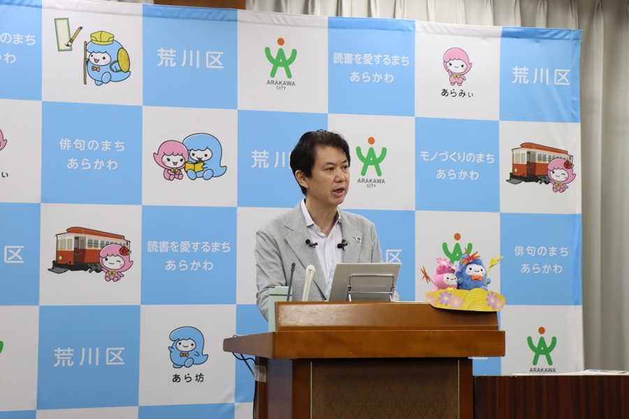 会見をする区長