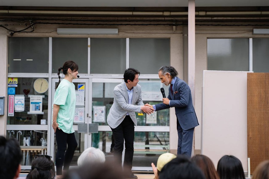 握手を交わす区長