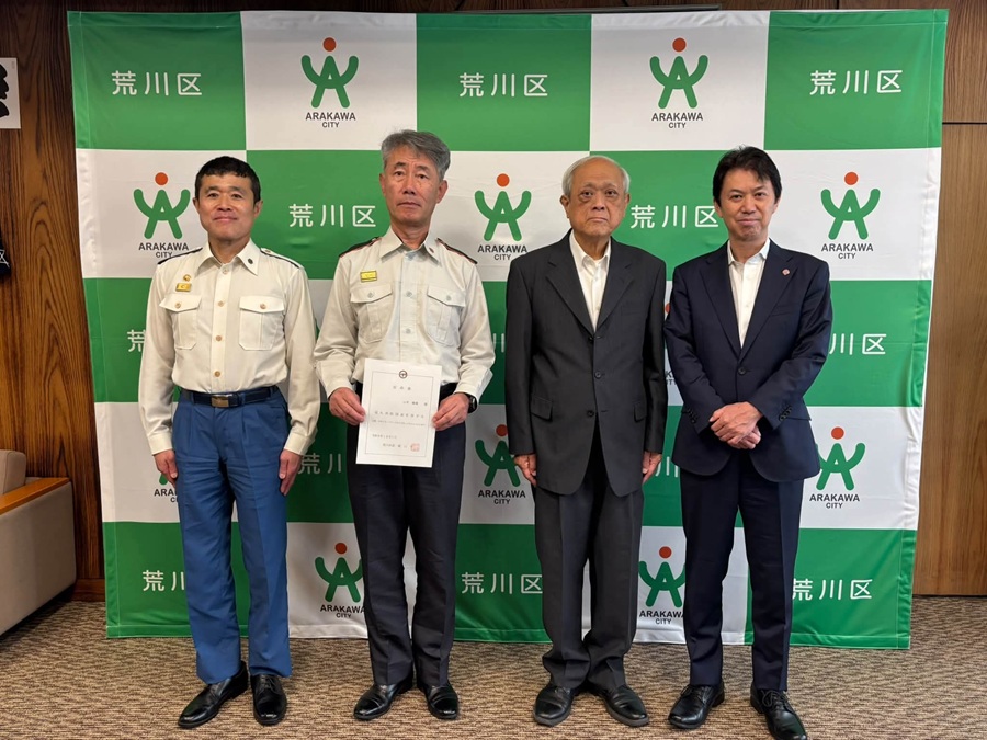 記念撮影をする区長