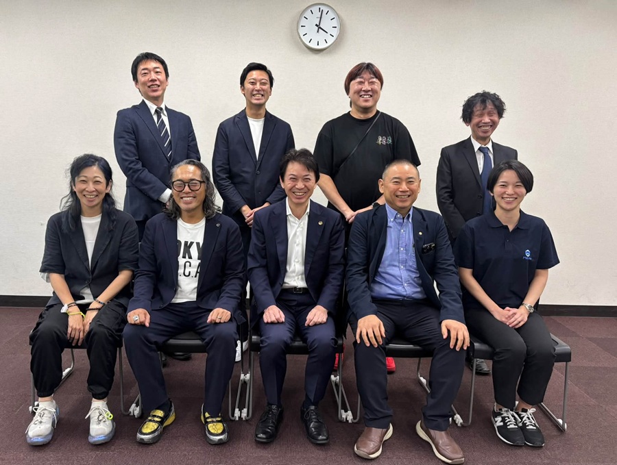 記念撮影をする区長