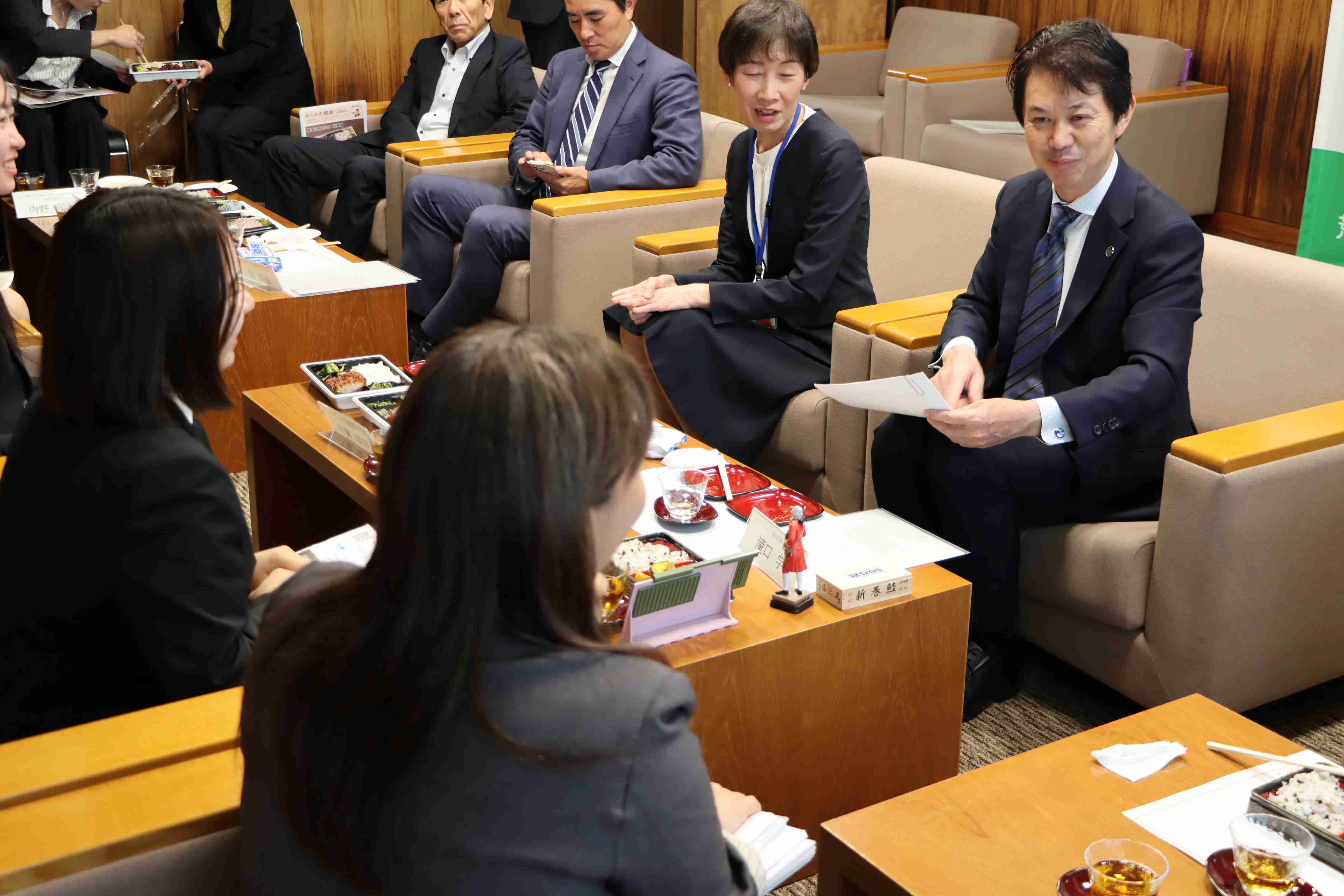 新メニューを考案した学生から説明を受ける滝口区長
