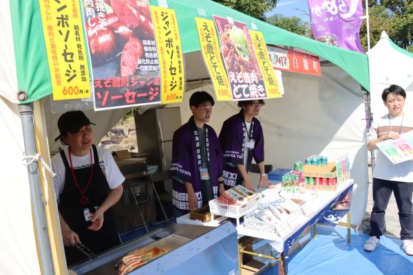 くしろ地域の特産品が並ぶブース