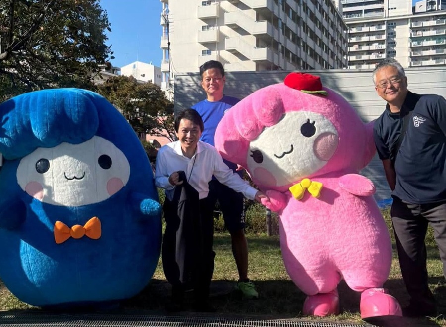 記念撮影をする区長