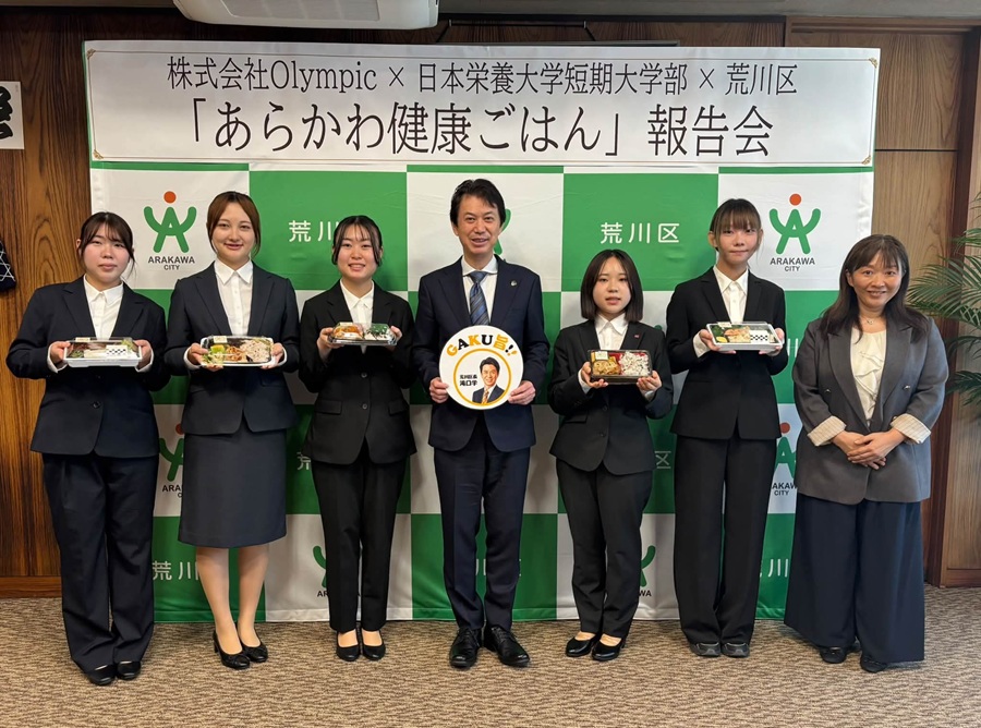 記念撮影をする区長