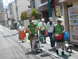 犬の散歩をしながら街中をパトロールしている写真