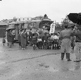 昭和31年ごろの移動図書館の写真